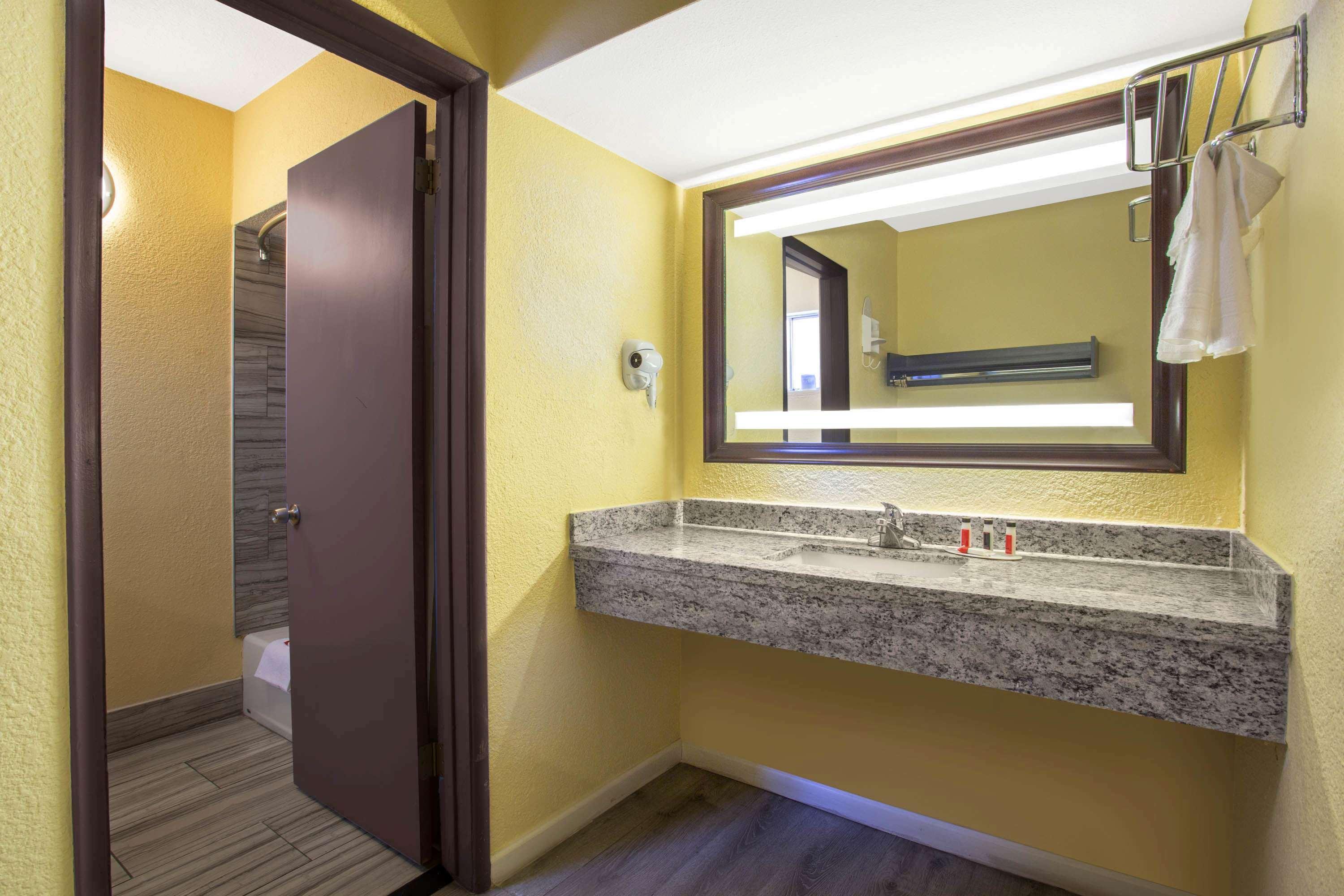 Days Inn By Wyndham Airport - Phoenix Kültér fotó