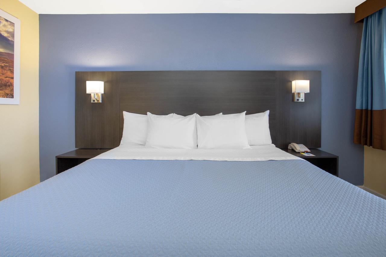 Days Inn By Wyndham Airport - Phoenix Kültér fotó