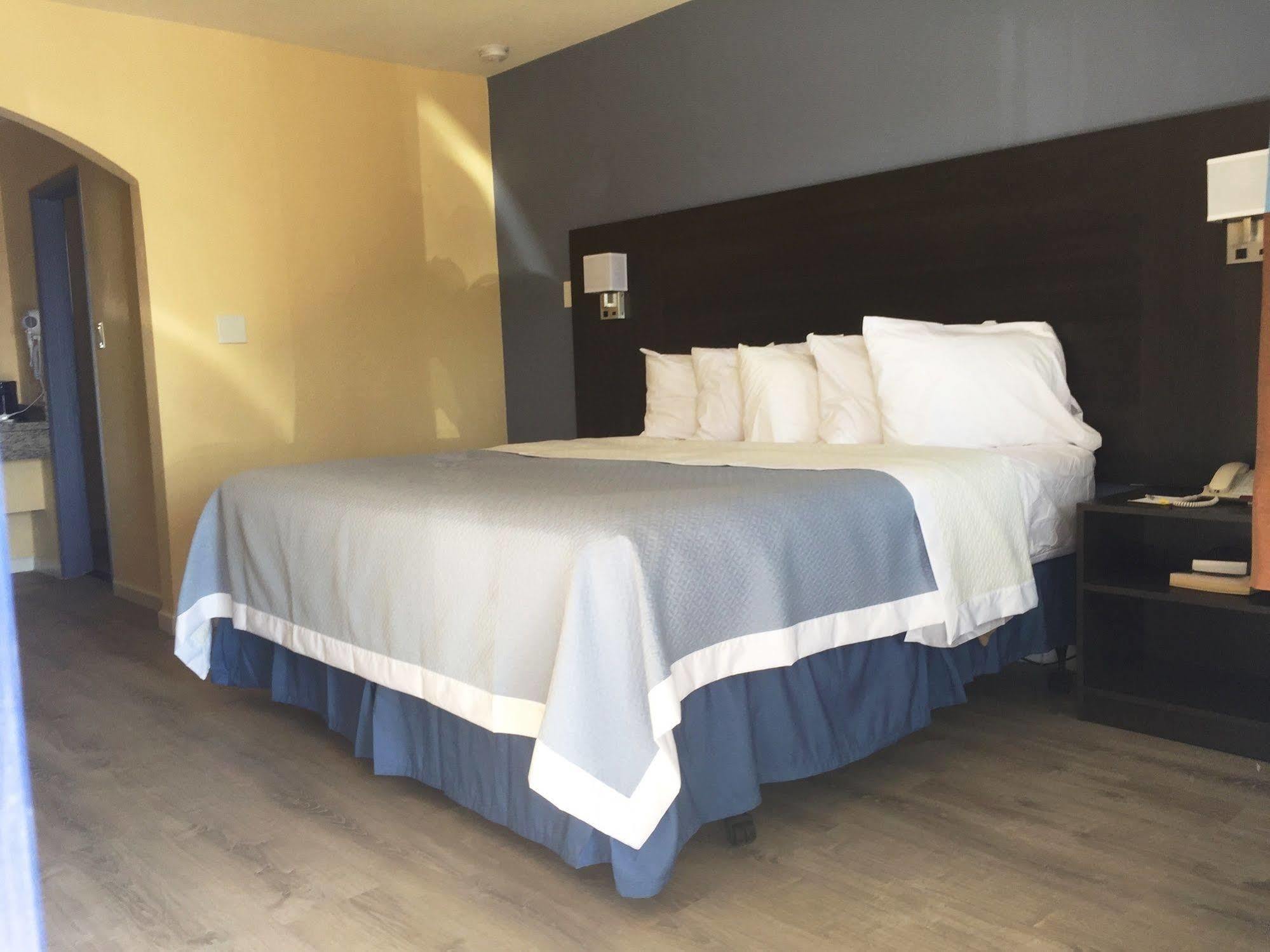 Days Inn By Wyndham Airport - Phoenix Kültér fotó